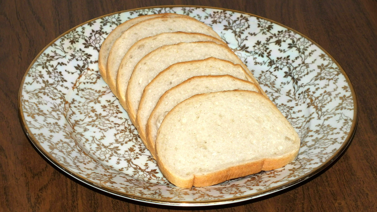 Почему не стоит греть хлеб в микроволновке, знает шеф-повар
