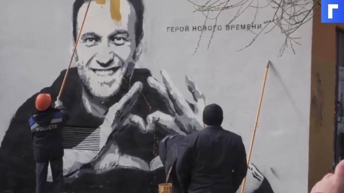 В Петербурге возбудили дело о вандализме из-за граффити с Навальным