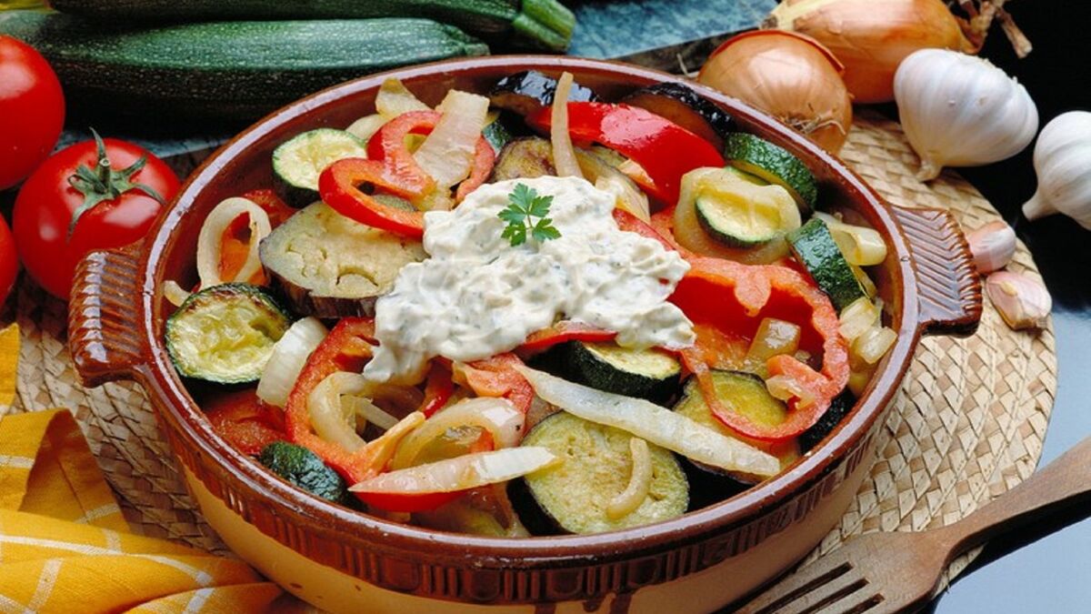 Теплый салат из кабачков, перца и помидора: сделаете вкуснятину за считаные минуты