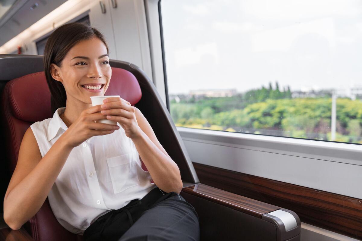 Белье и чай без очереди: как расположить к себе проводницу в поезде 