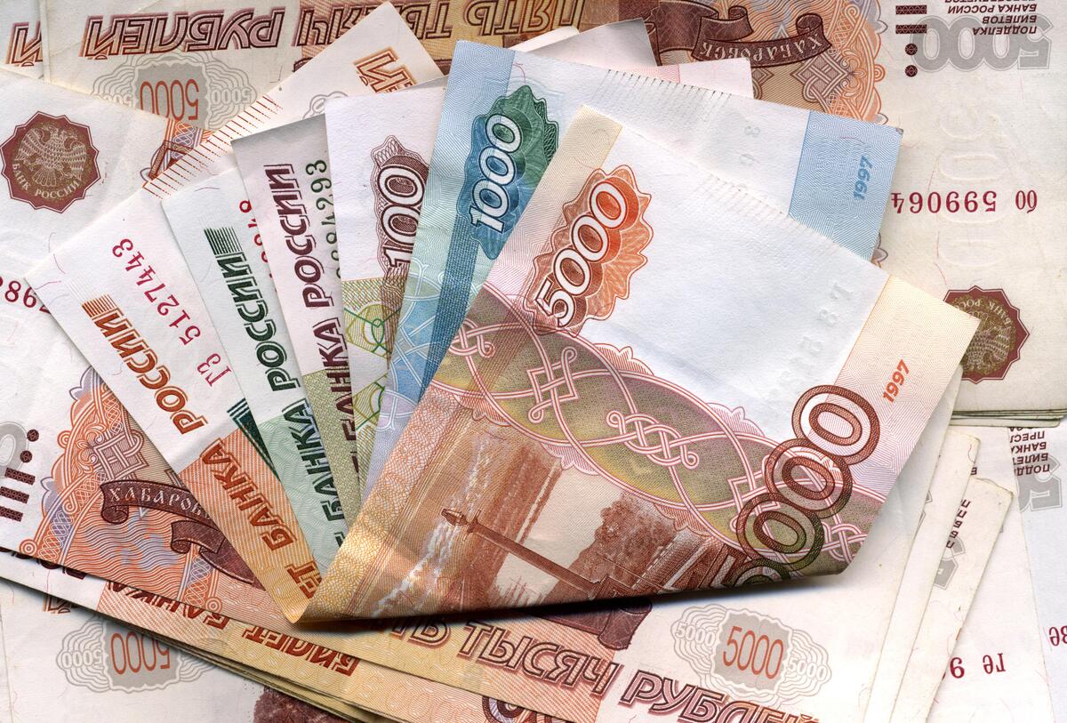Россиян с депозитами от 700 тысяч рублей обяжут заплатить налог