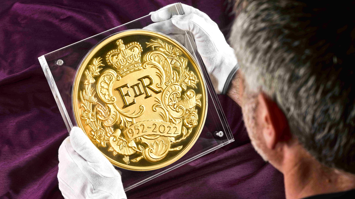 Монетный двор Британии «выкатил» миру 15-килограммовый золотой шиллинг