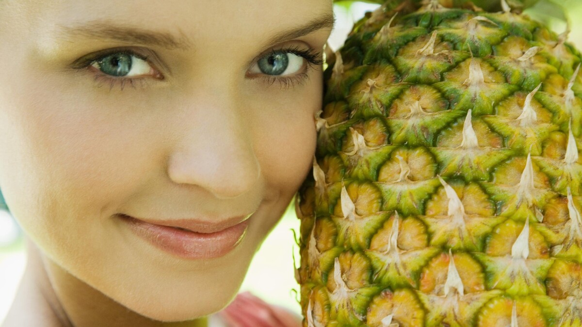 Кислый ананас испортит праздник: как точно не обмануться и взять спелый плод