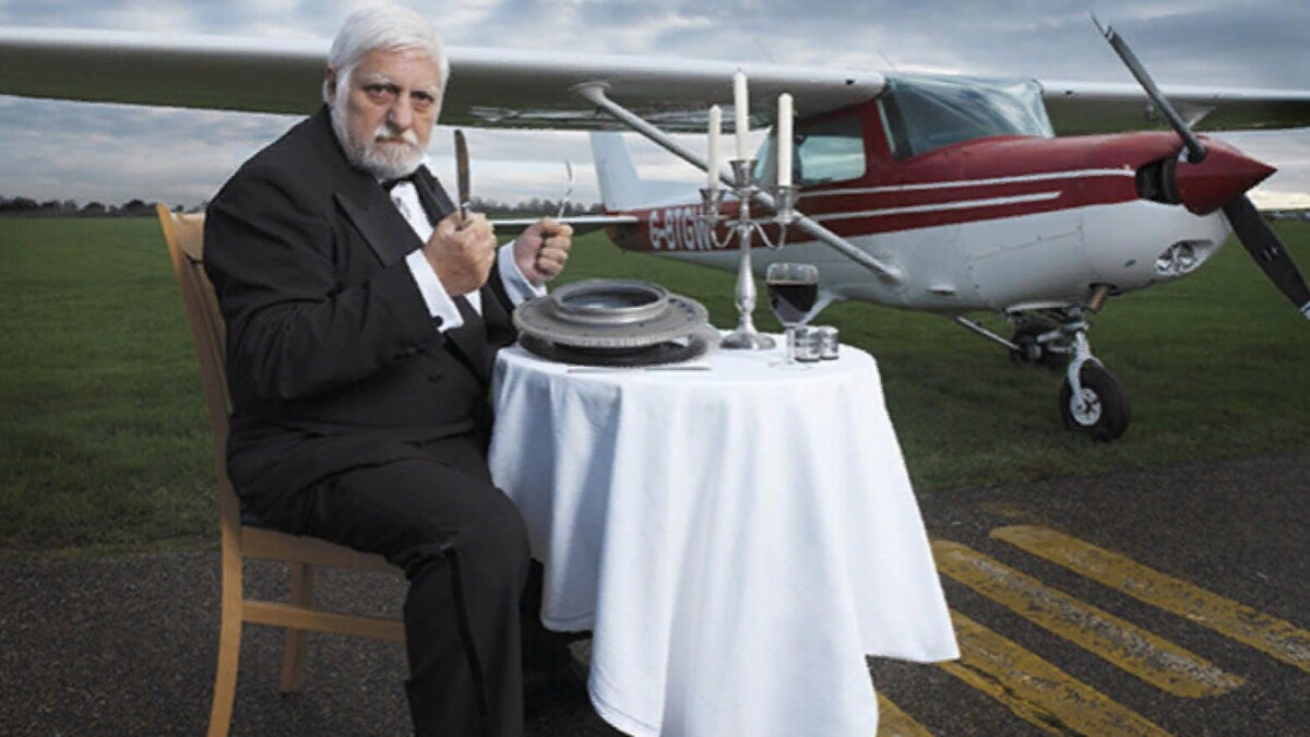 Самый странный рекорд Гиннесса: зачем известный актер съел самолет и закусил велосипедами