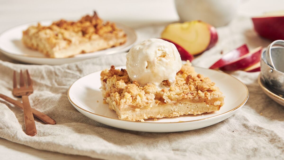 Такой яблочный пирог можно даже худеющим: намного вкуснее шарлотки