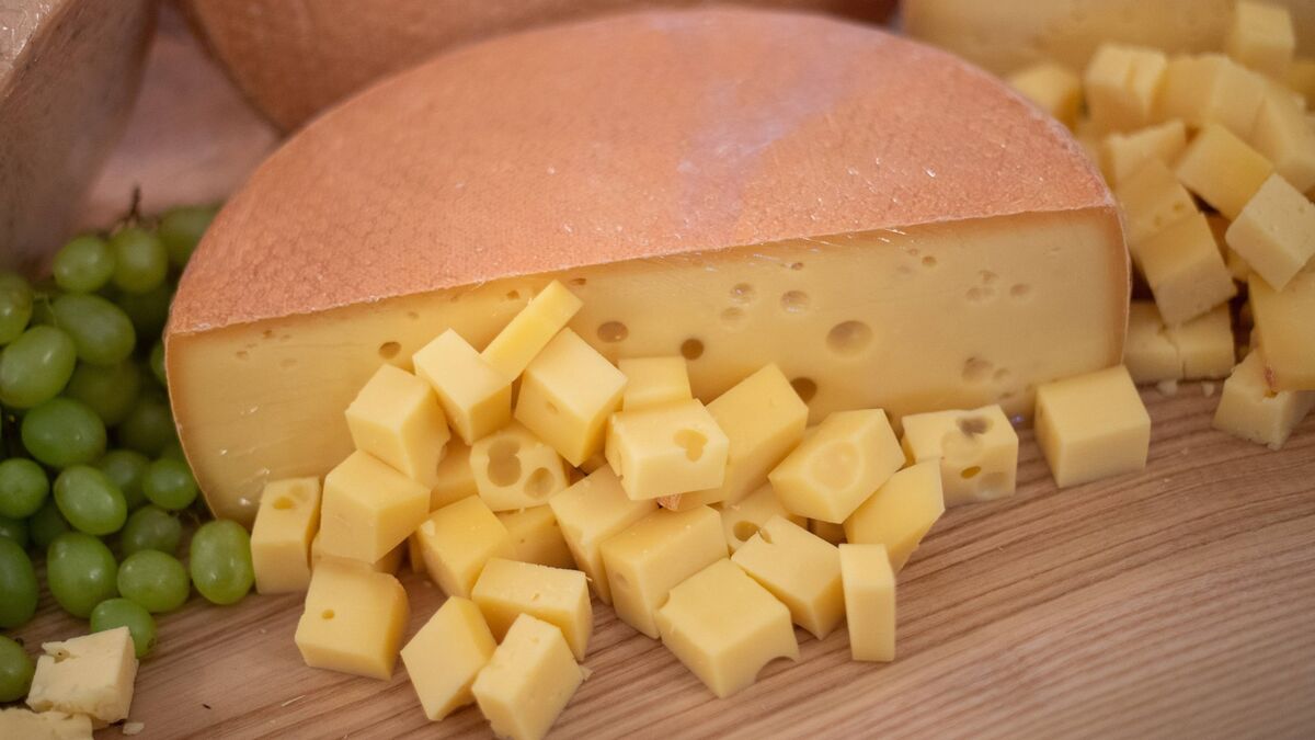Сыр пролежит хоть полгода, если хранить его так: не засохнет и не заветрится