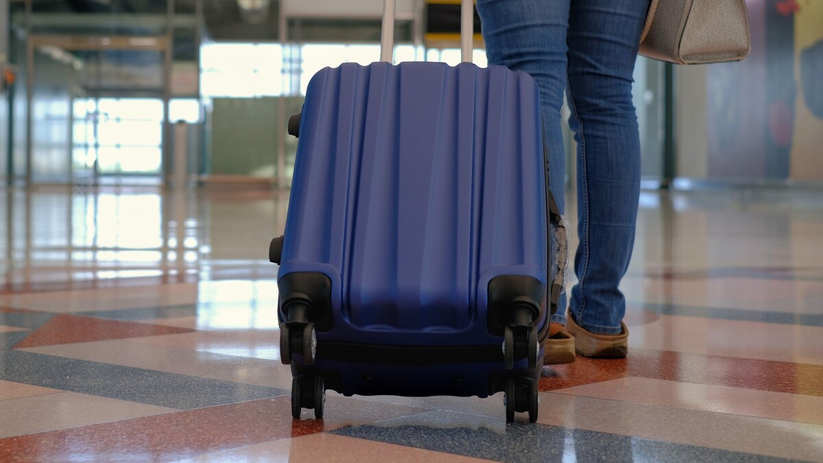 Опытные пассажиры всегда упаковывают чемодан в пленку: не ради защиты от краж