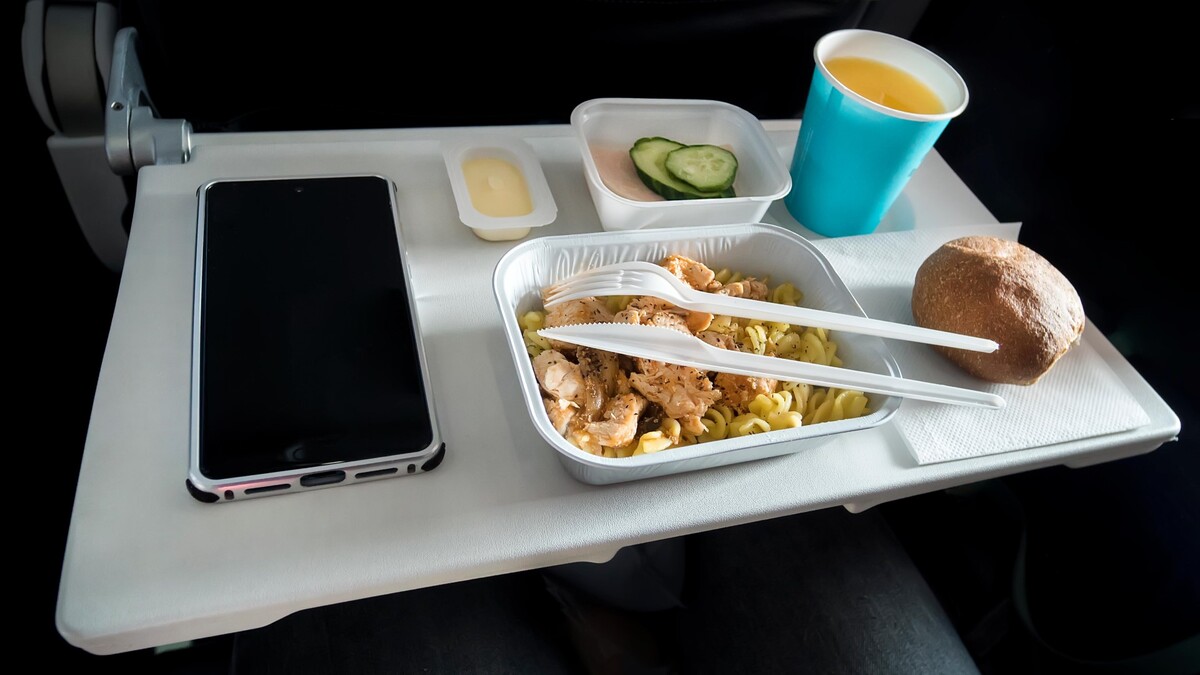 Всегда будете получать еду в самолете первыми: вот что нужно сделать