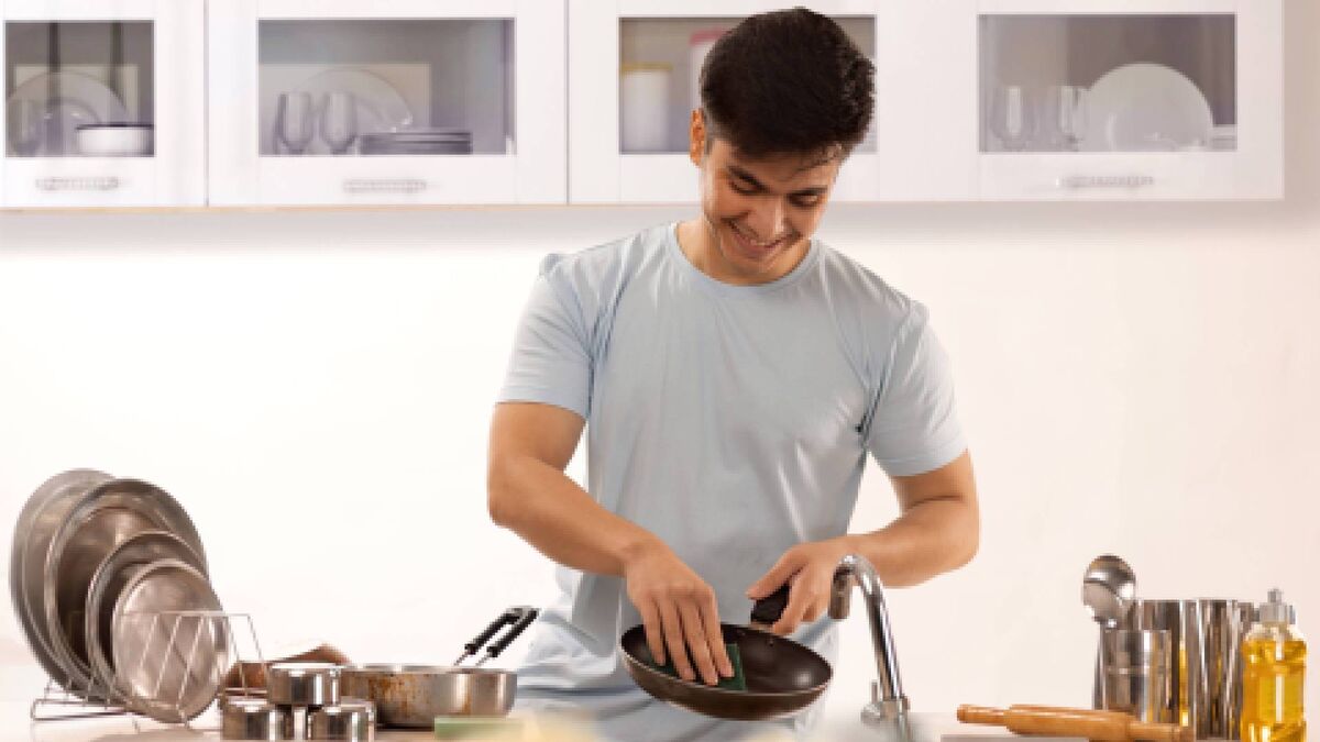 Не нужно замачивать сковородку, чтобы отмыть нагар: поможет простое средство