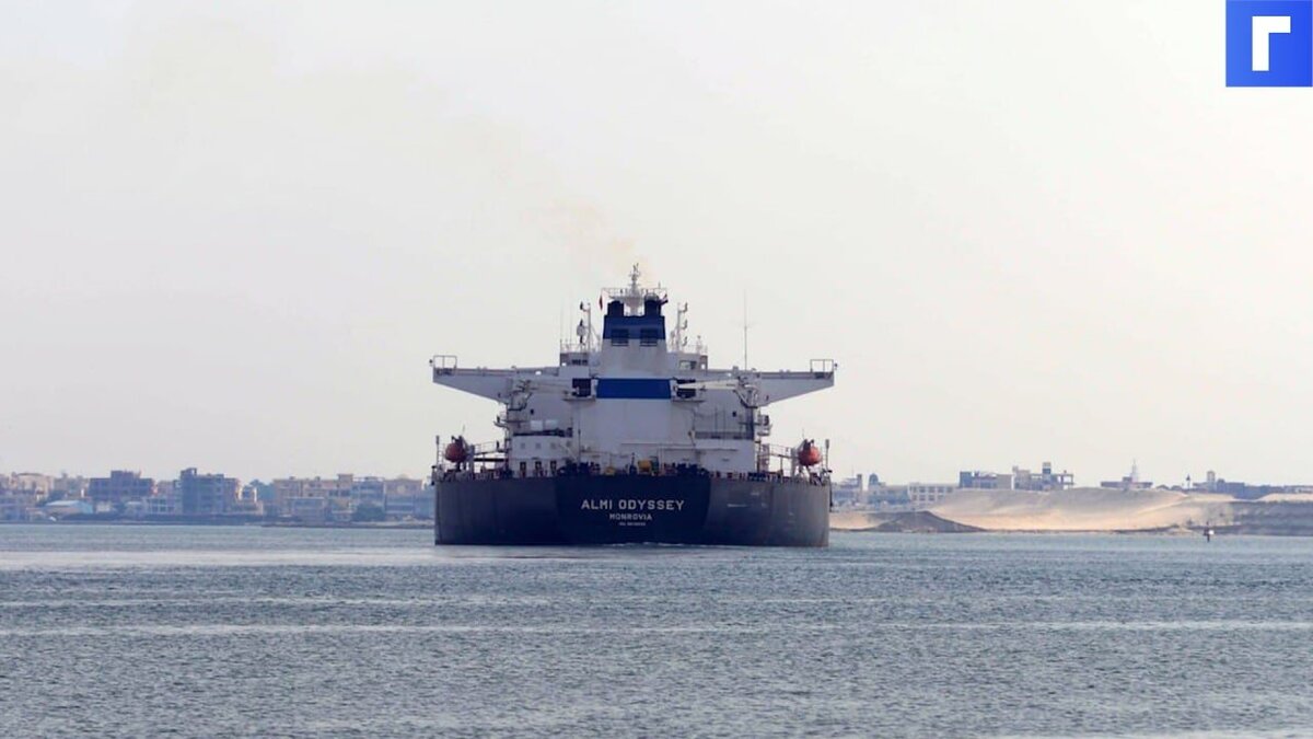Перегородивший Суэцкий канал танкер сняли с мели