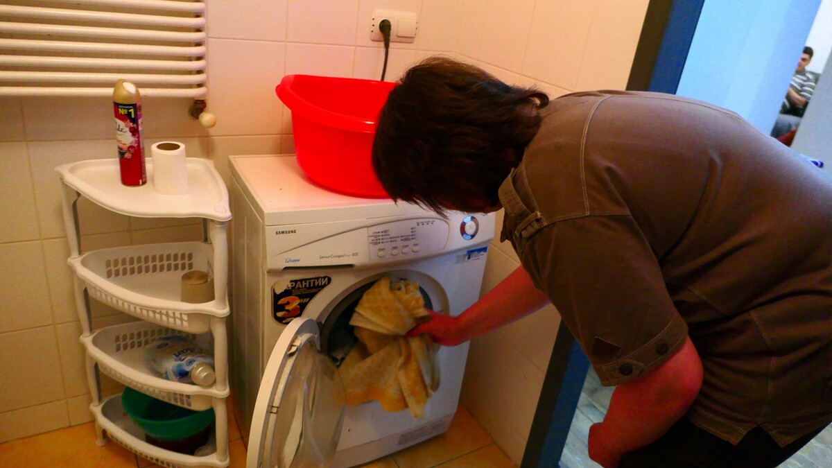 Налет, запах и грязный лоток: как избавиться от проблем со стиральной машиной