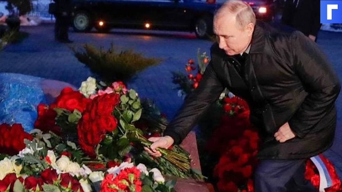 На Новодевичьем кладбище Путин возложил цветы к могиле Ельцина