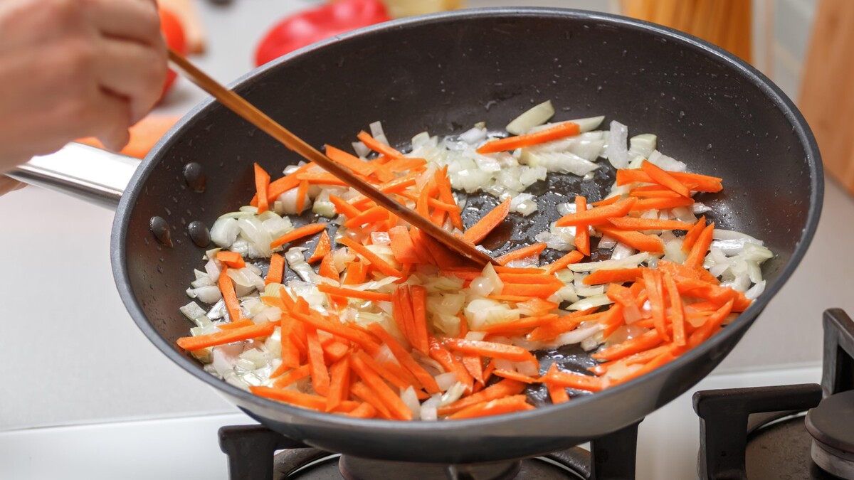 Об этих хитростях не знают даже опытные хозяйки: как приготовить идеальную зажарку из лука и моркови