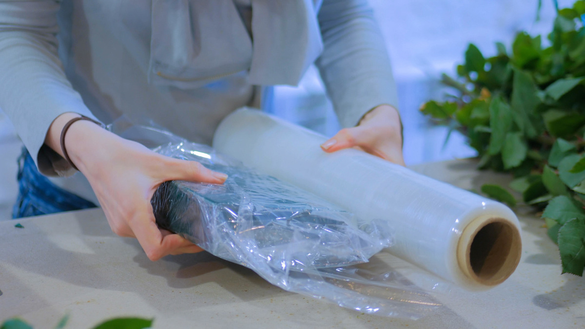 Опытные хозяйки всегда держат под рукой пищевую пленку: годится не только для готовки
