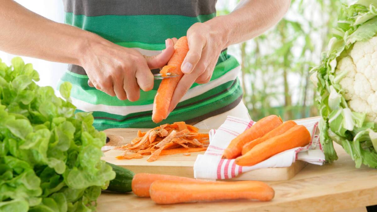 Больше не будете скоблить ножом молодую морковь: уберете грязь более легким способом