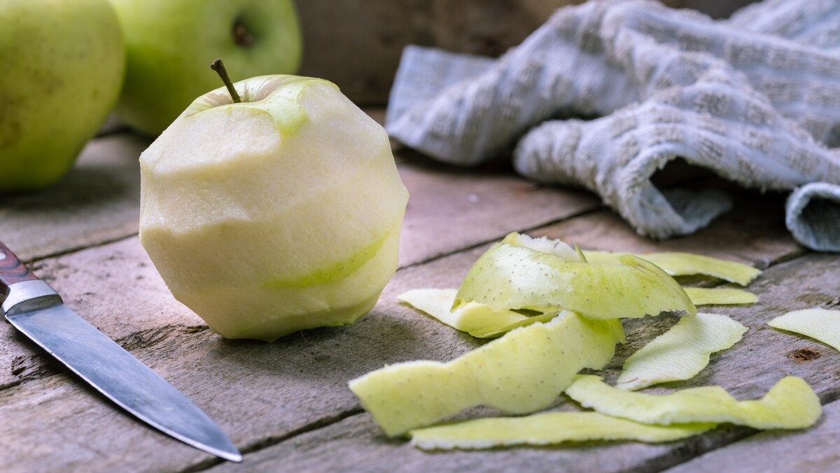 Хитрые хозяйки никогда не выбрасывают яблочную кожуру: она невероятно полезна в хозяйстве