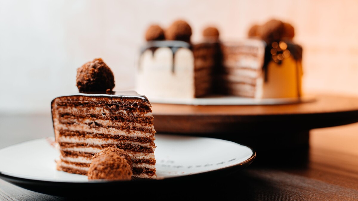 Шоколадный торт получится даже без миксера: один ингредиент сделает его воздушным