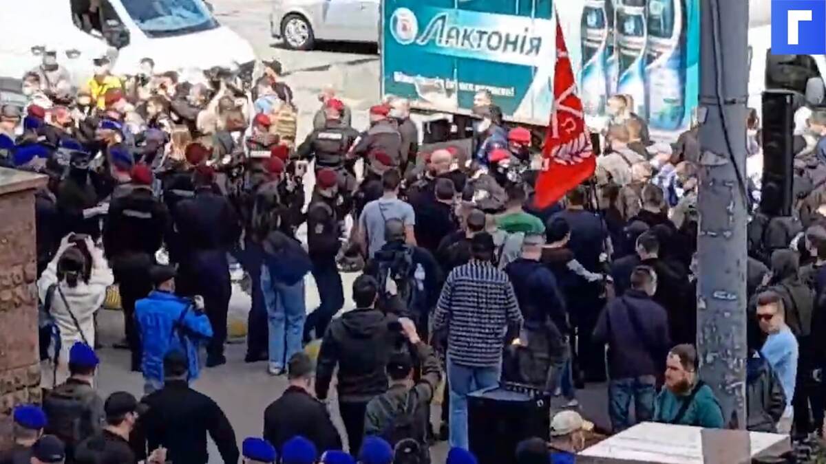 В Киеве начались столкновения националистов и сторонников Медведчука В Киеве начались столкновения националистов и сторонников Медведчука