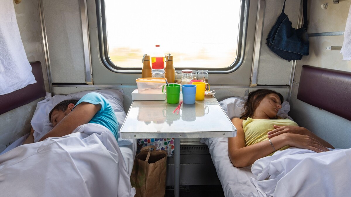 Путешествие без скандалов: должен ли пассажир поезда сдавать белье сам