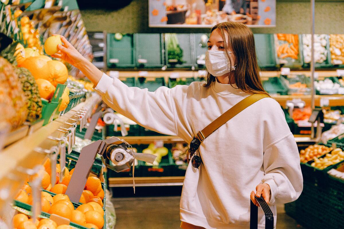 Россиян предупредили о неожиданной опасности покупных фруктов и овощей
