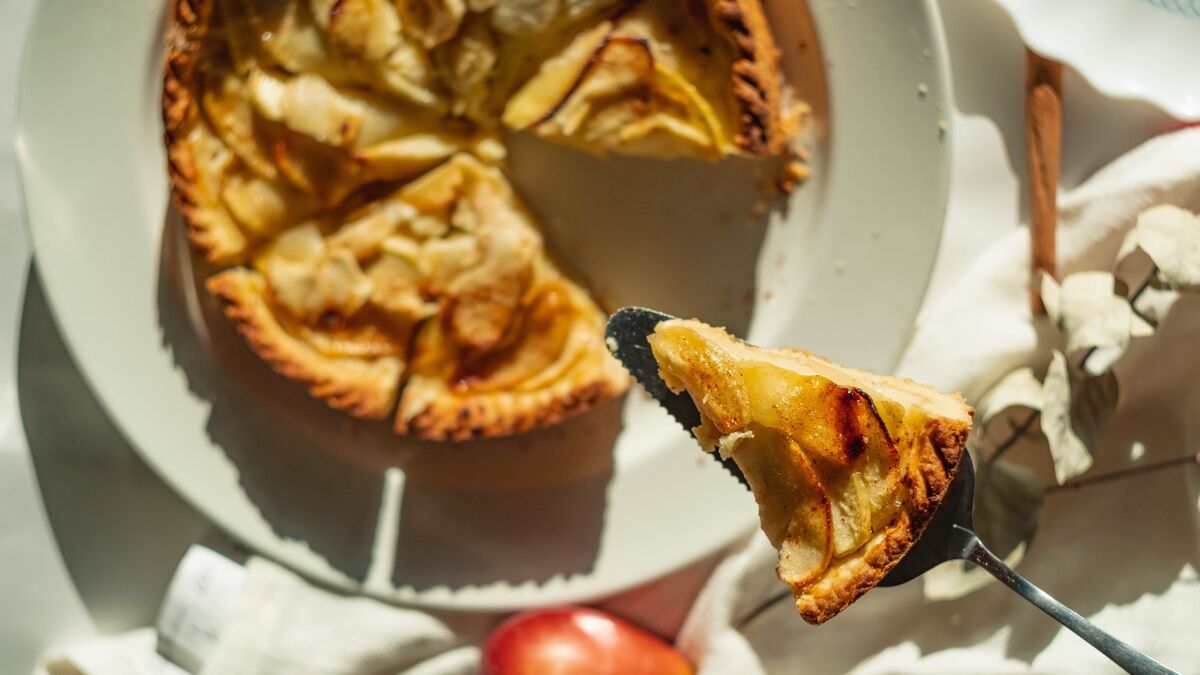 Вместо яблочной шарлотки: домочадцы сразу полюбят пирог с этим фруктом