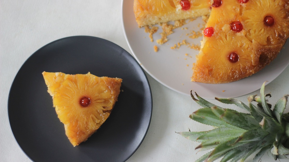 Тающий во рту пирог с ананасами станет гордостью хозяйки: никаких заморочек с тестом