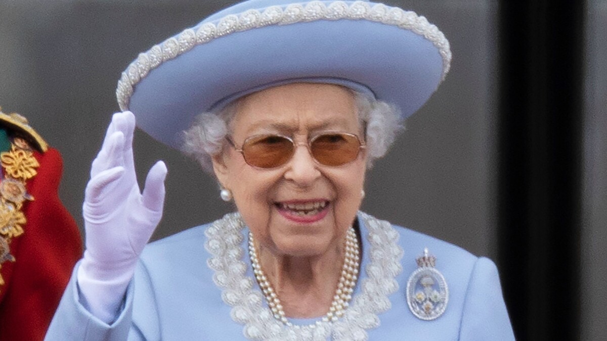Пропустившую парад в свою честь королеву заменили ее «молодой» голограммой