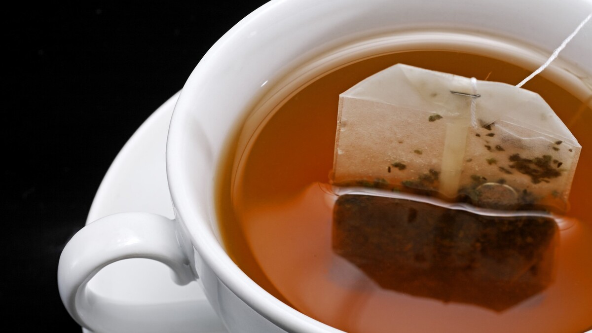 Перестаньте выбрасывать чайные пакетики: они точно пригодятся вам утром