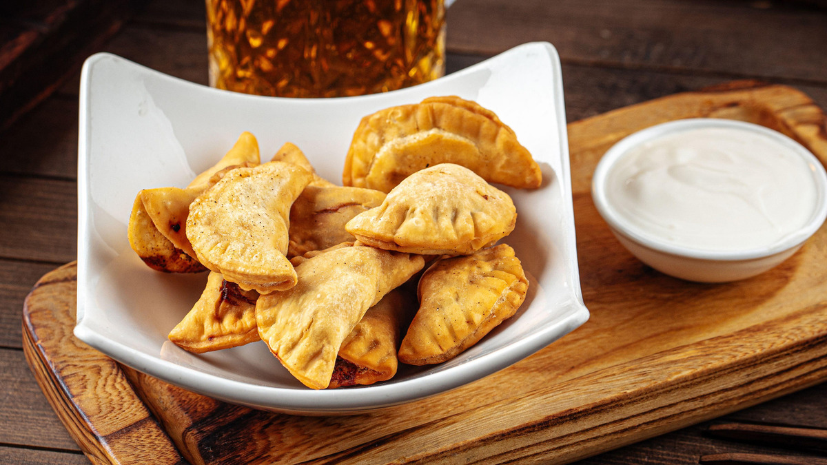 Чебуреки будут разрываться от сочности: добавьте к начинке вот что