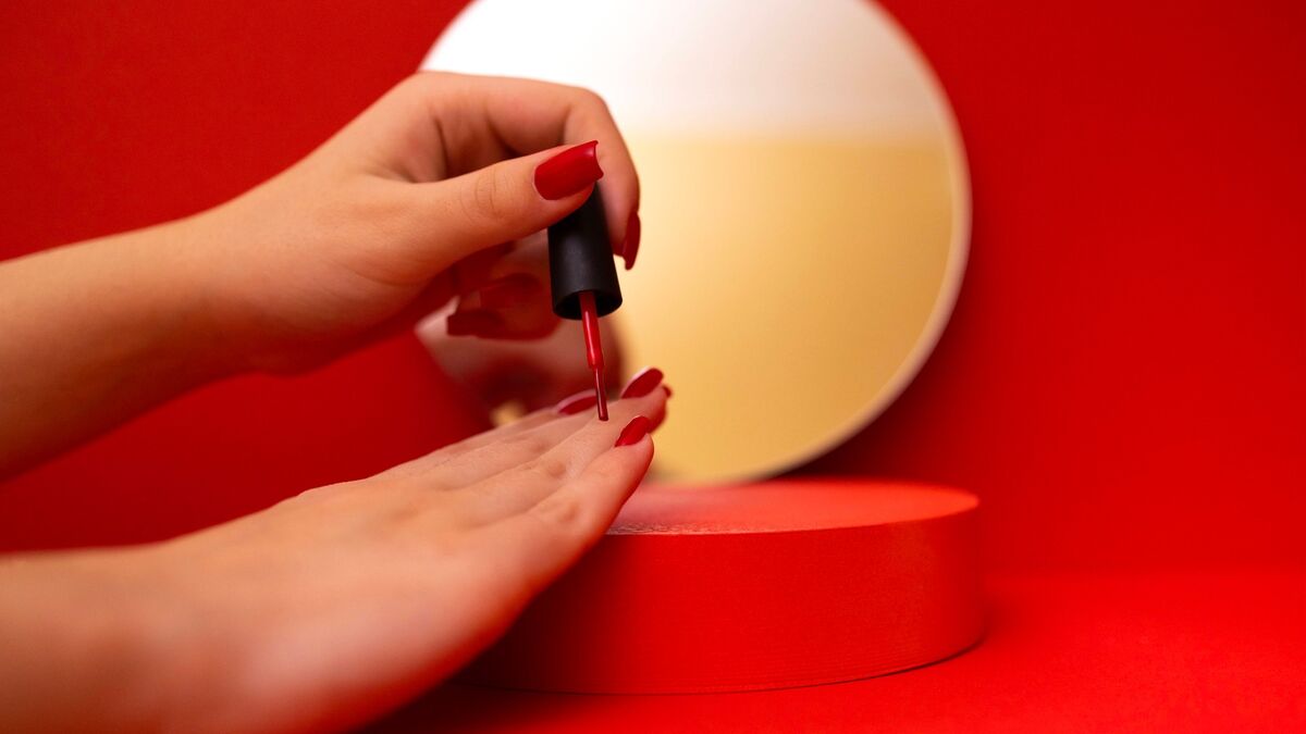 Лак на ногтях высушите в 2 раза быстрее: успеете накрасить прямо перед выходом