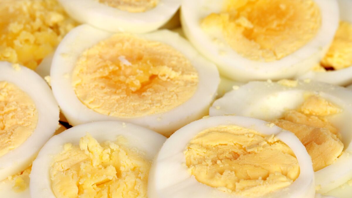 Так варят яйца китайские хозяйки: вместо соли и уксуса бросают в воду вот что