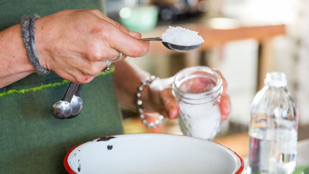 Не только в еду, но и в быту: так используют соль самые опытные хозяйки