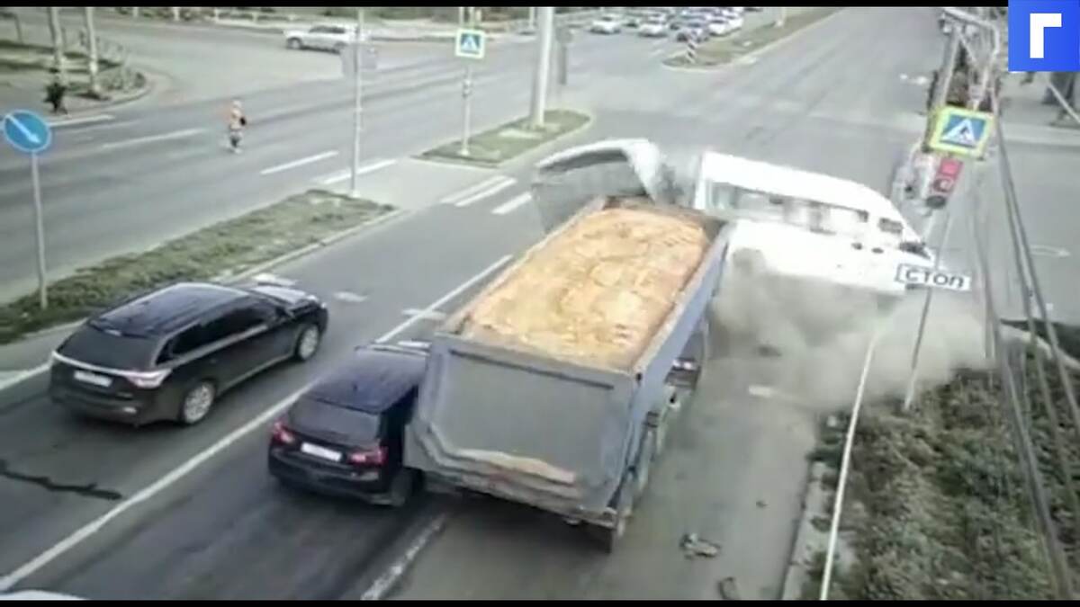 Маршрутное такси опрокинулась в Волгограде после ДТП с грузовиком