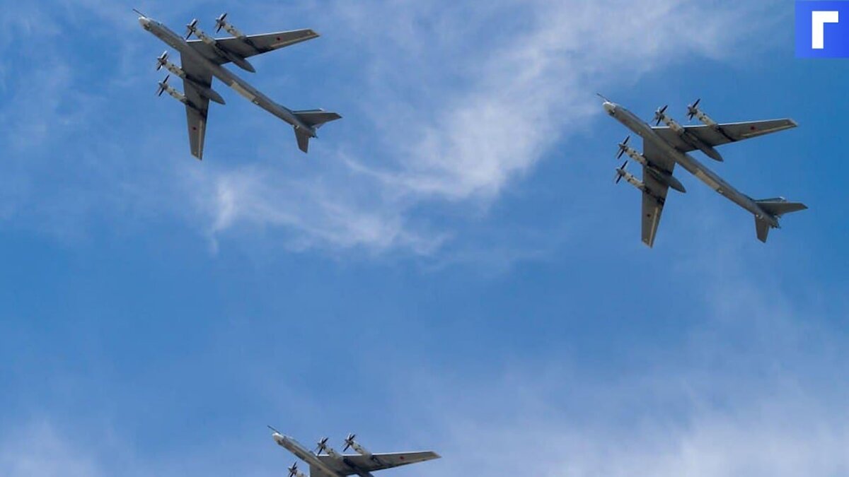 Российские бомбардировщики Ту-95МС выполнили плановый полет над Черным морем 