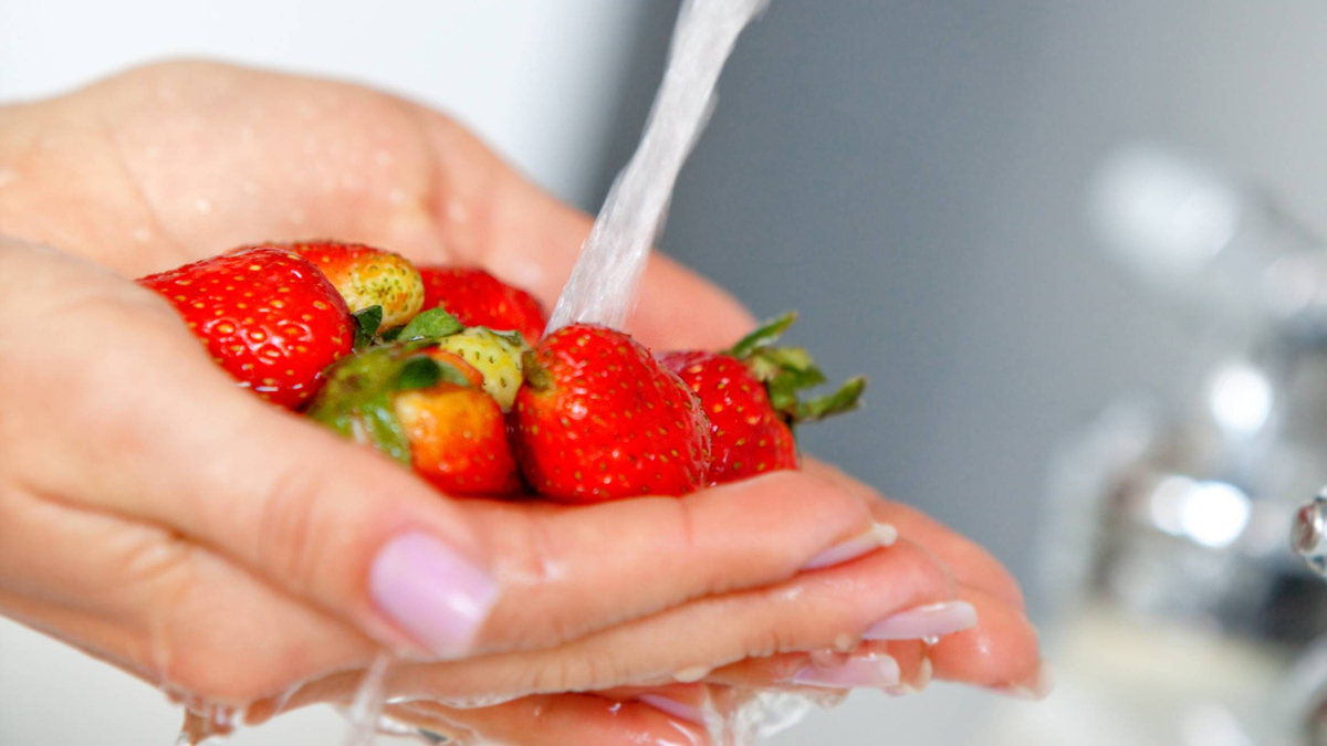 Как правильно мыть покупные овощи и фрукты: обычной воды будет недостаточно