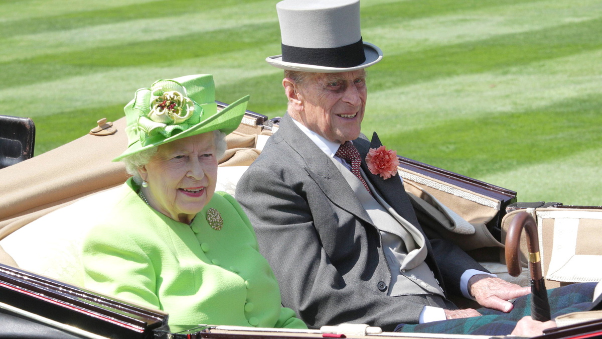 Королева и принц Филипп поссорились на целых восемь лет: названа причина
