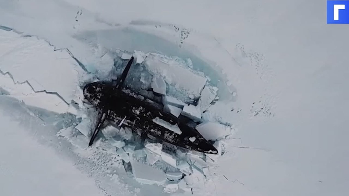 Три атомные подлодки ВМФ впервые в истории вместе всплыли из-подо льда