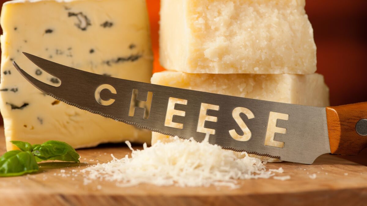 Дырки в ноже для сыра делают не просто так: вот для чего они нужны
