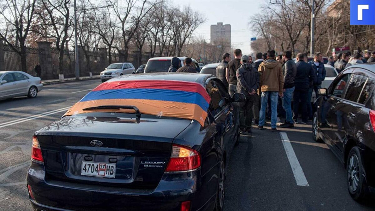 В Армении протестующие попытались помешать Пашиняну вылететь в Россию