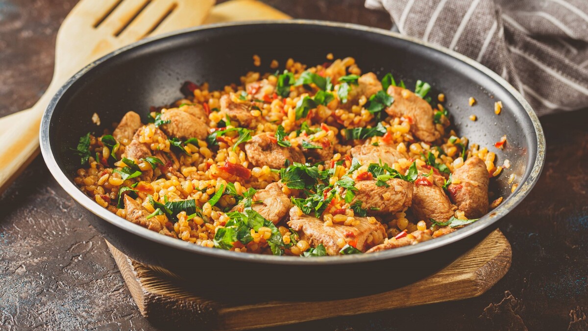 Опытные хозяйки готовят плов только так: рассыпается на глазах и тает во рту