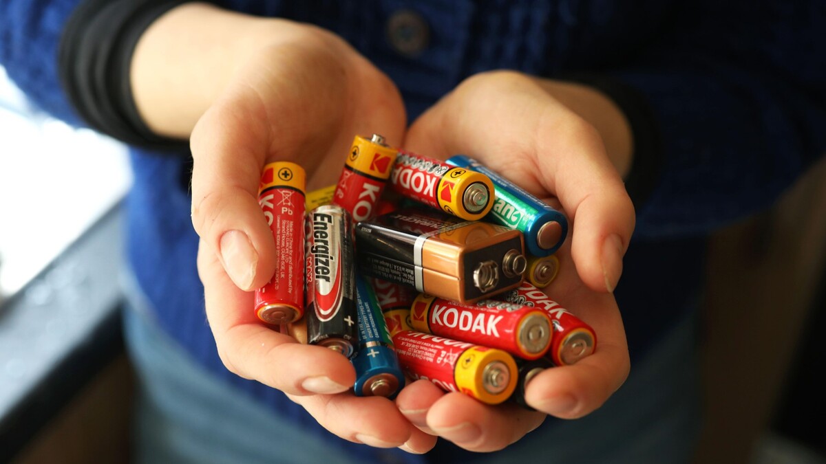 Чтобы случайно не перепутать: вот как отличить севшие батарейки от заряженных