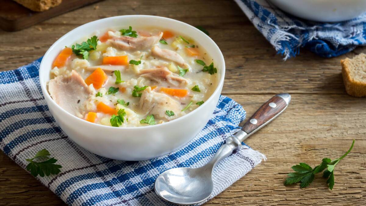 Нежный и ароматный суп на обед: это блюдо готовится быстро и стоит копейки