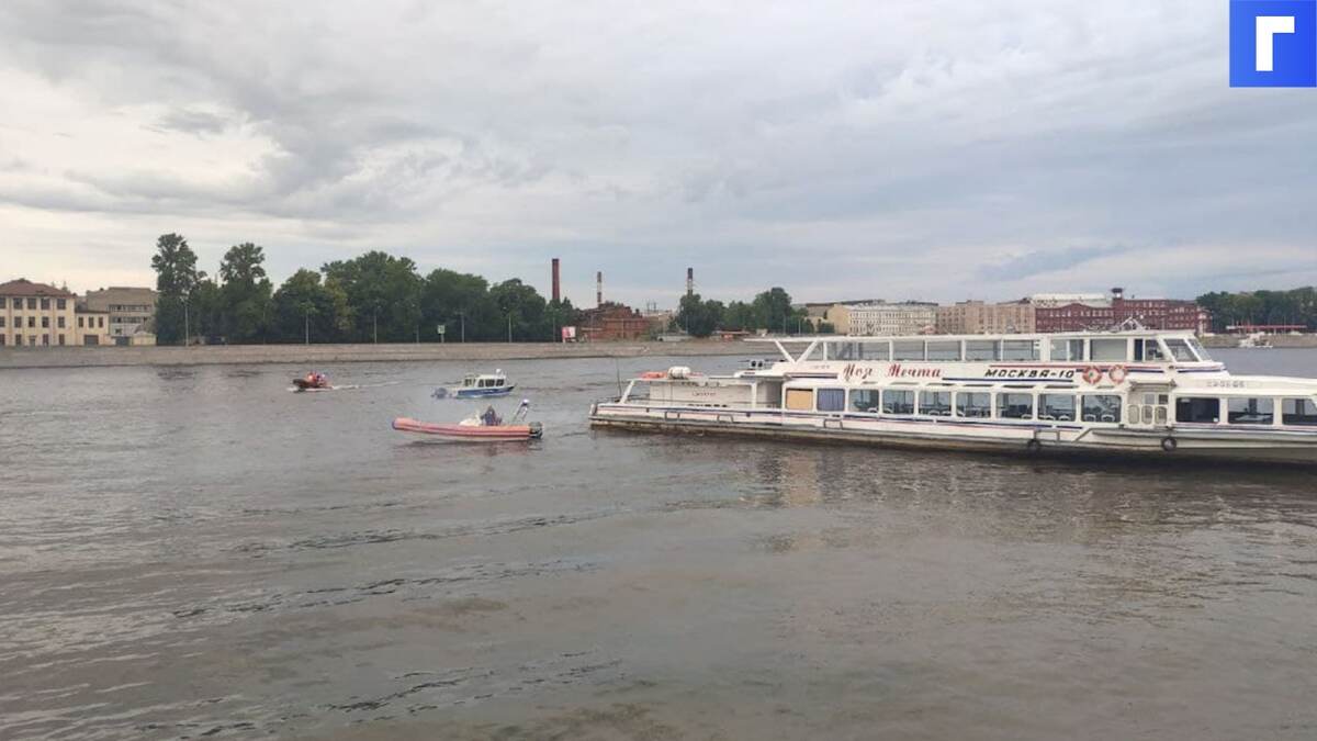 Более 70 человек эвакуировали с севшего на мель судна в Петербурге