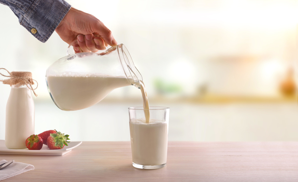 Открытое молоко не скиснет 10 дней: известный шеф-повар открыл простой секрет 