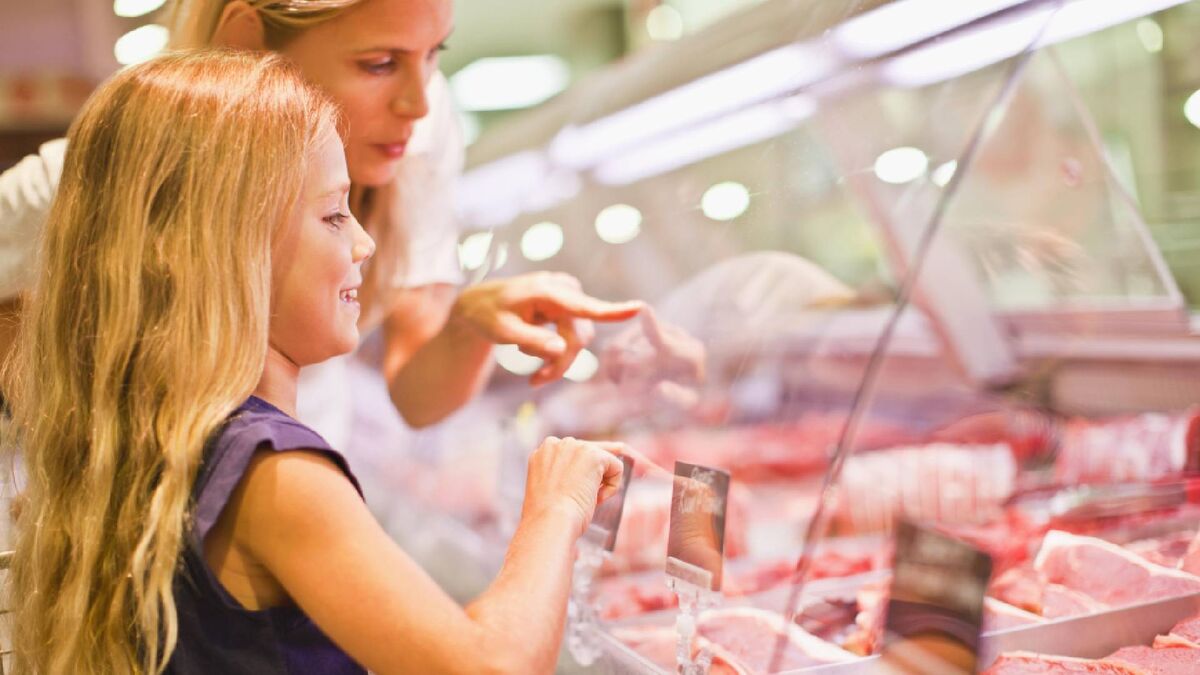 Мясо в супермаркетах всегда выглядит свежим неспроста: вот как хитрят с витринами