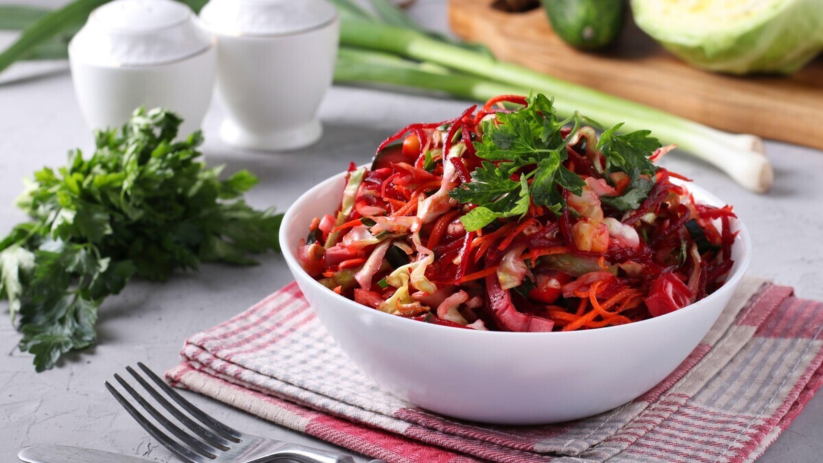 Салат «Не верю»: вкуснотищу из жареного мяса и овощей мигом сметут со стола 