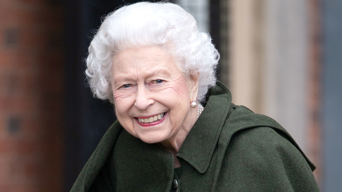 Дорогу Ее Величеству! Королева Англии «рассекает» по дворцу на багги