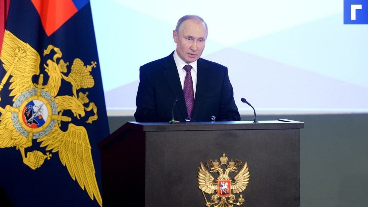Путин заявил об угрозе разрушения общества из-за интернета Путин заявил об угрозе разрушения общества из-за интернета