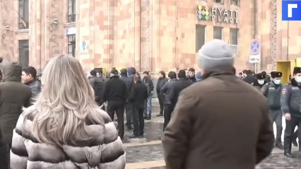 Митингующие в Ереване попытались попасть в здание правительства