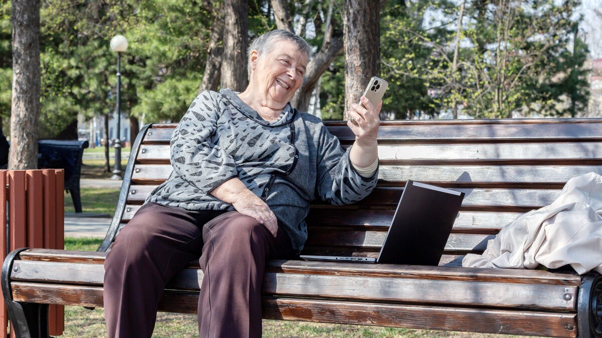 Не только большие кнопки: как выбрать смартфон для пожилого человека